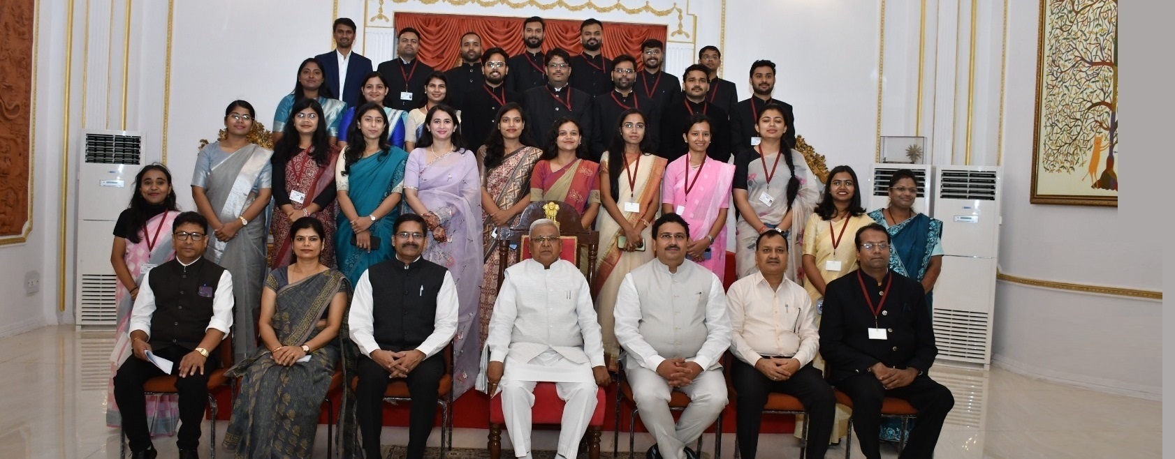 माननीय राज्यपाल श्री मंगू भाई पटेल से परिवीक्षाधीन उप जिलाध्यक्षों की सौजन्य भेंट